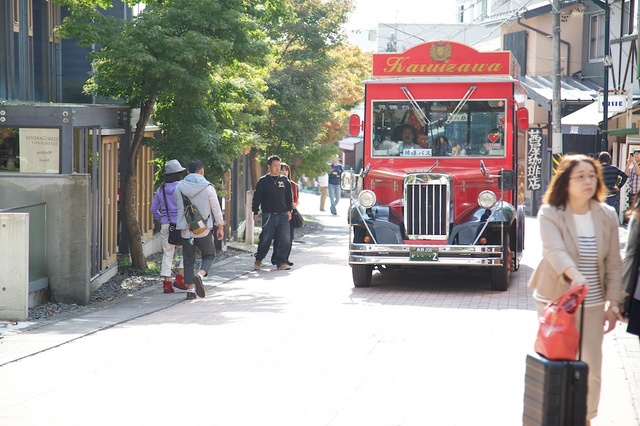 旧軽井沢赤いバス02