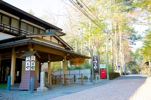 雪の消えたつるや旅館前