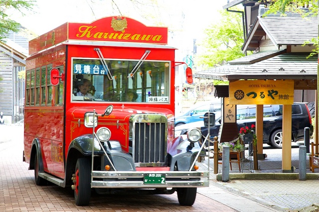 赤いバスとつるや旅館