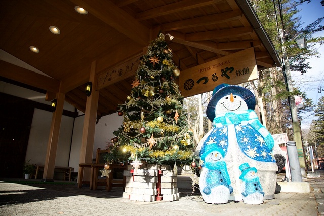 つるや旅館の雪だるまとクリスマスツリー01